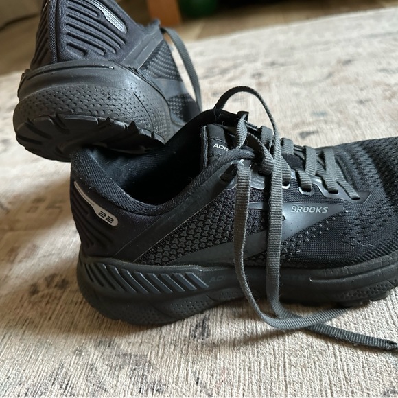 Brooks adrenaline GTS 22 size 5 in great condition! - Picture 9 of 10